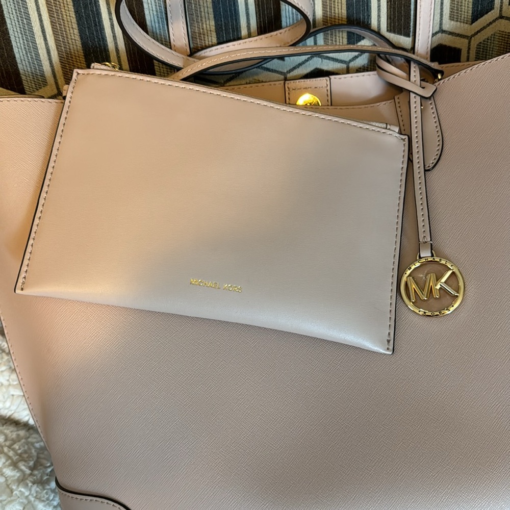 Brand Michael Kors
Edith Large Saffiano Leather Tote Bag - Picture 14 of 14